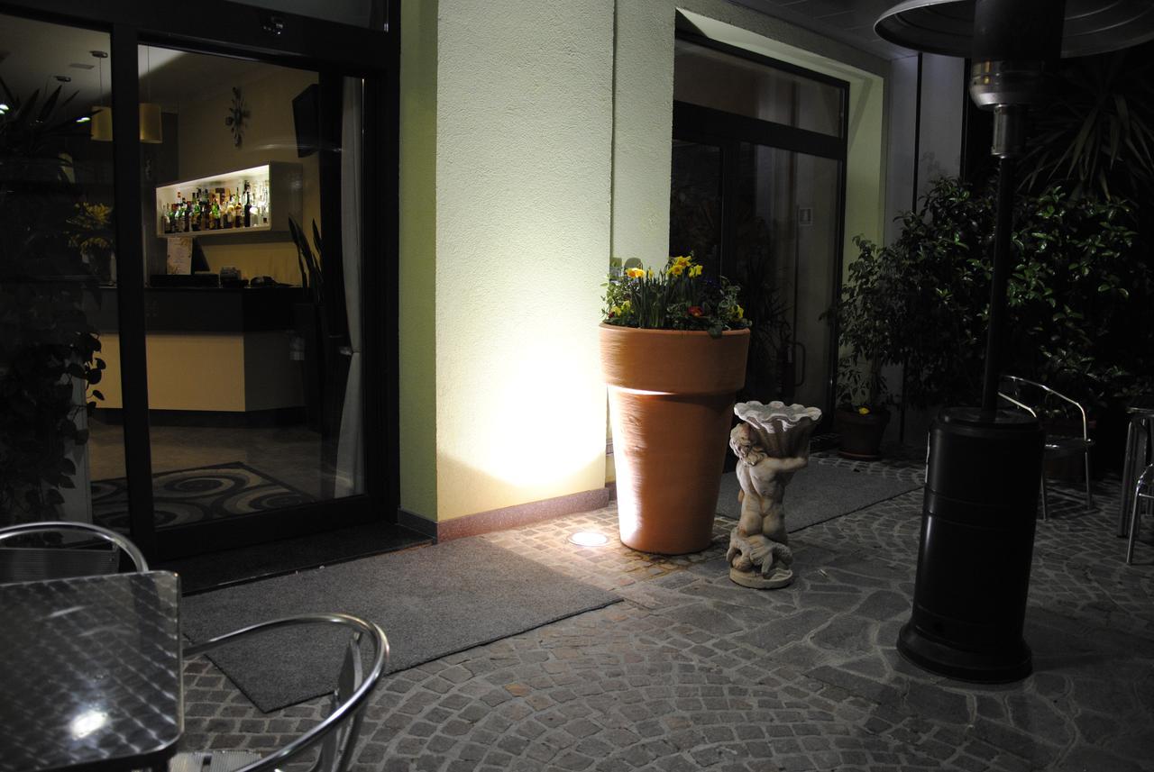 Apollo 17 Hotel Corridonia ภายนอก รูปภาพ